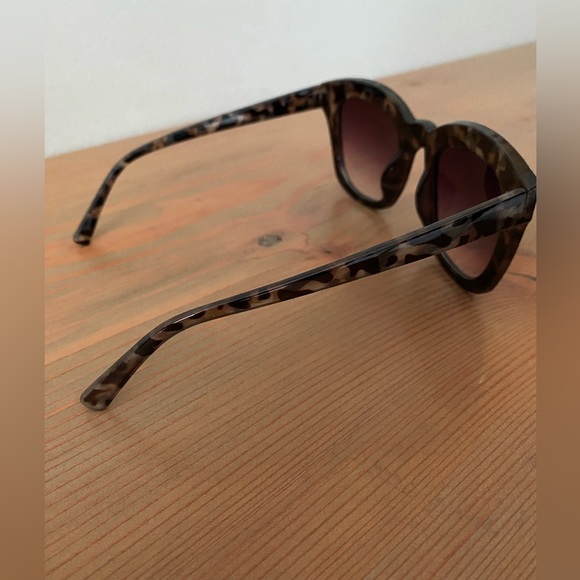 Tortoiseshell pattern sunglasses - Picture 3 of 3